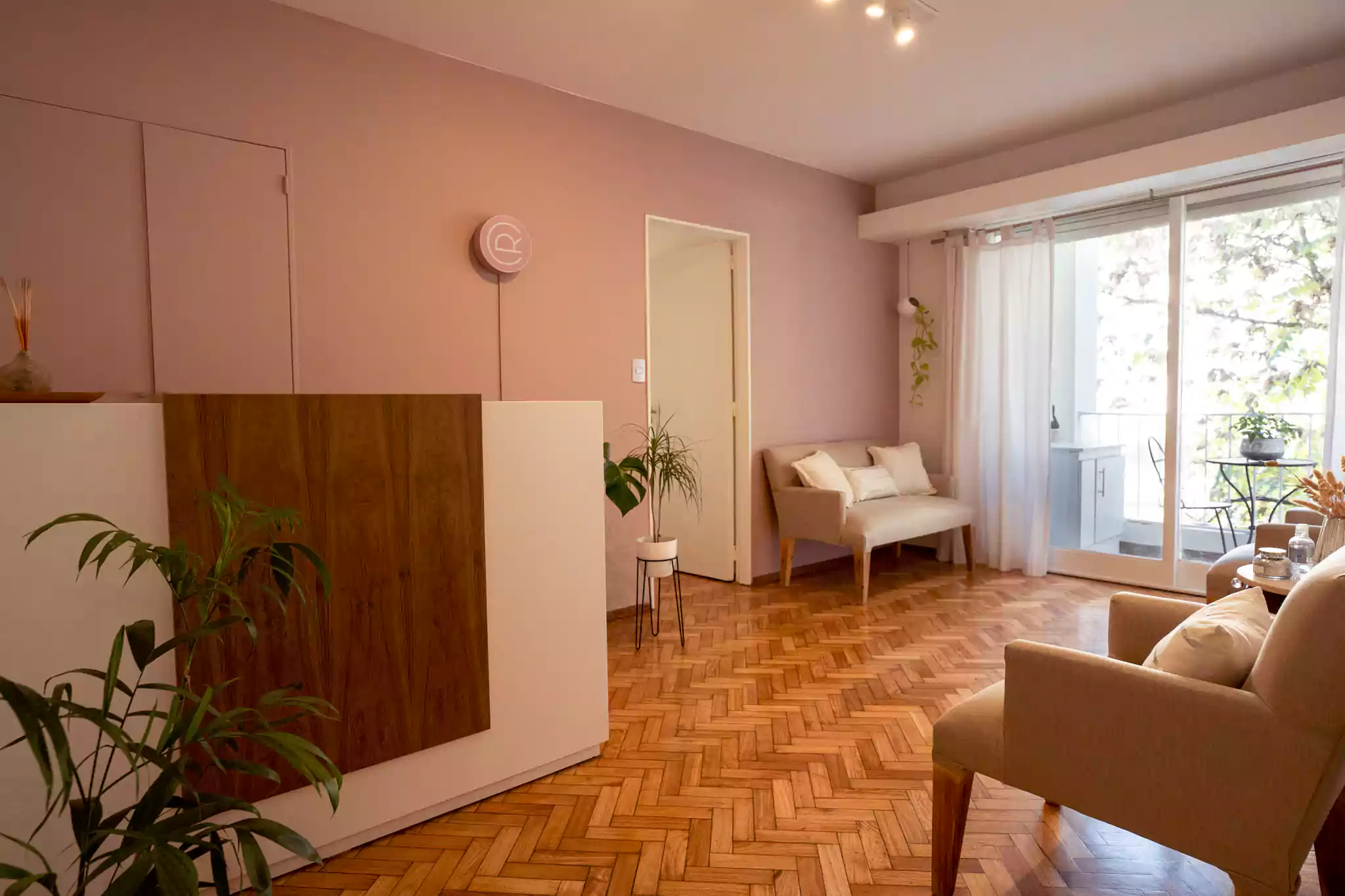 Sala de espera del consultorio odontológico en Recoleta (CABA), ideal para atención y control de lesiones bucales como aftas